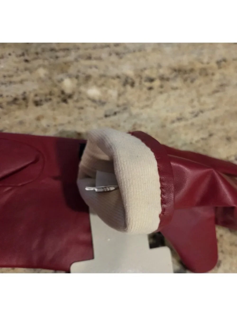 New! Isotoner Womens 7.5 /M Red Leather Gloves Thinsulate Lined 40 gram 88325
